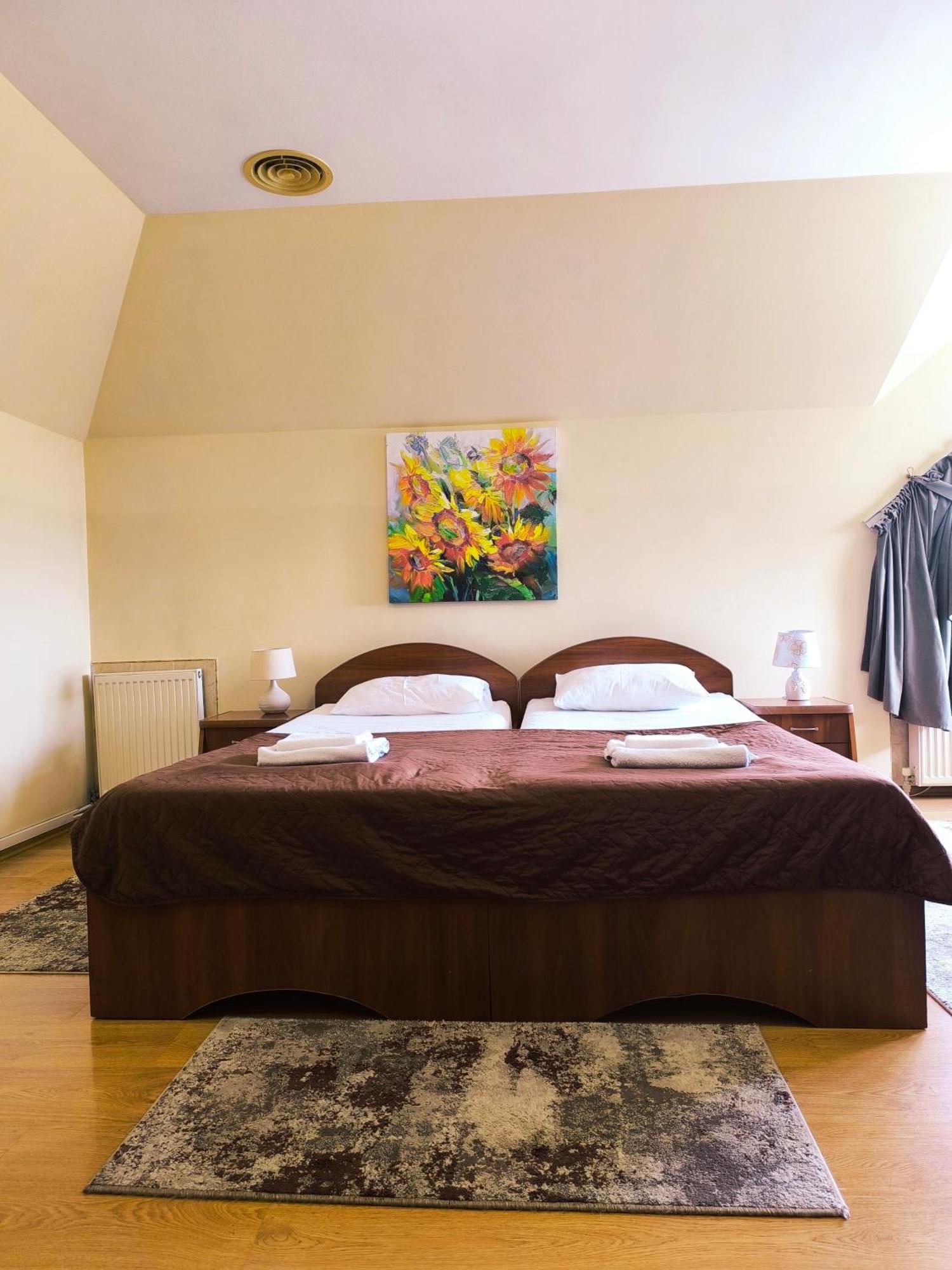 Hotel Delfin Мукачево Екстер'єр фото